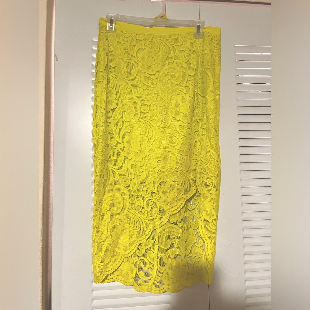 Beautiful Bisou bisou lime green blouse, lace skirt & camisole women size 6